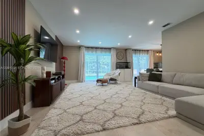 8203 NW 37th St, Coral Springs: photo 1 of 24
