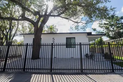 570 NE 69th St #5, Miami: photo 1 of 17