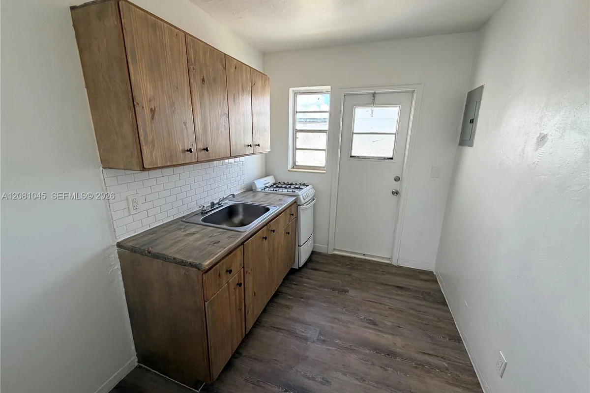 730 NW 101st St #1-A, Miami: photo 1 of 5