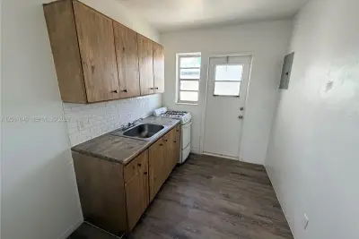 730 NW 101st St #1-A, Miami: photo 1 of 5
