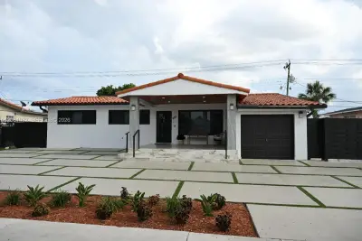850 W 51st Pl, Hialeah: photo 1 of 23