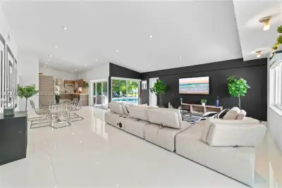 2200 NE 192nd St, Miami: photo 1 of 39