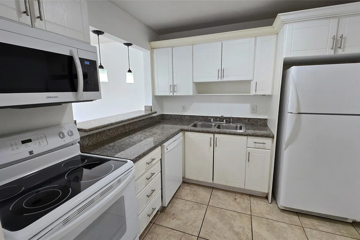 15205 NE 6th Ave #D206, Miami: photo 1 of 23