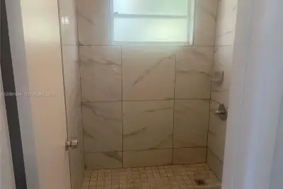410 NW 33rd St, Miami: photo 1 of 8