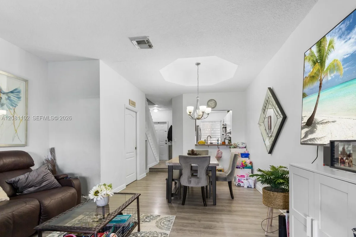 8210 NW 10th St #4, Miami: photo 1 of 27