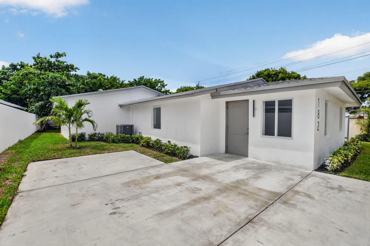 182 SW 6 St, Deerfield Beach: photo 1 of 38