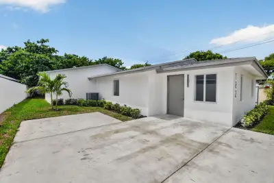 182 SW 6 St, Deerfield Beach: photo 1 of 38