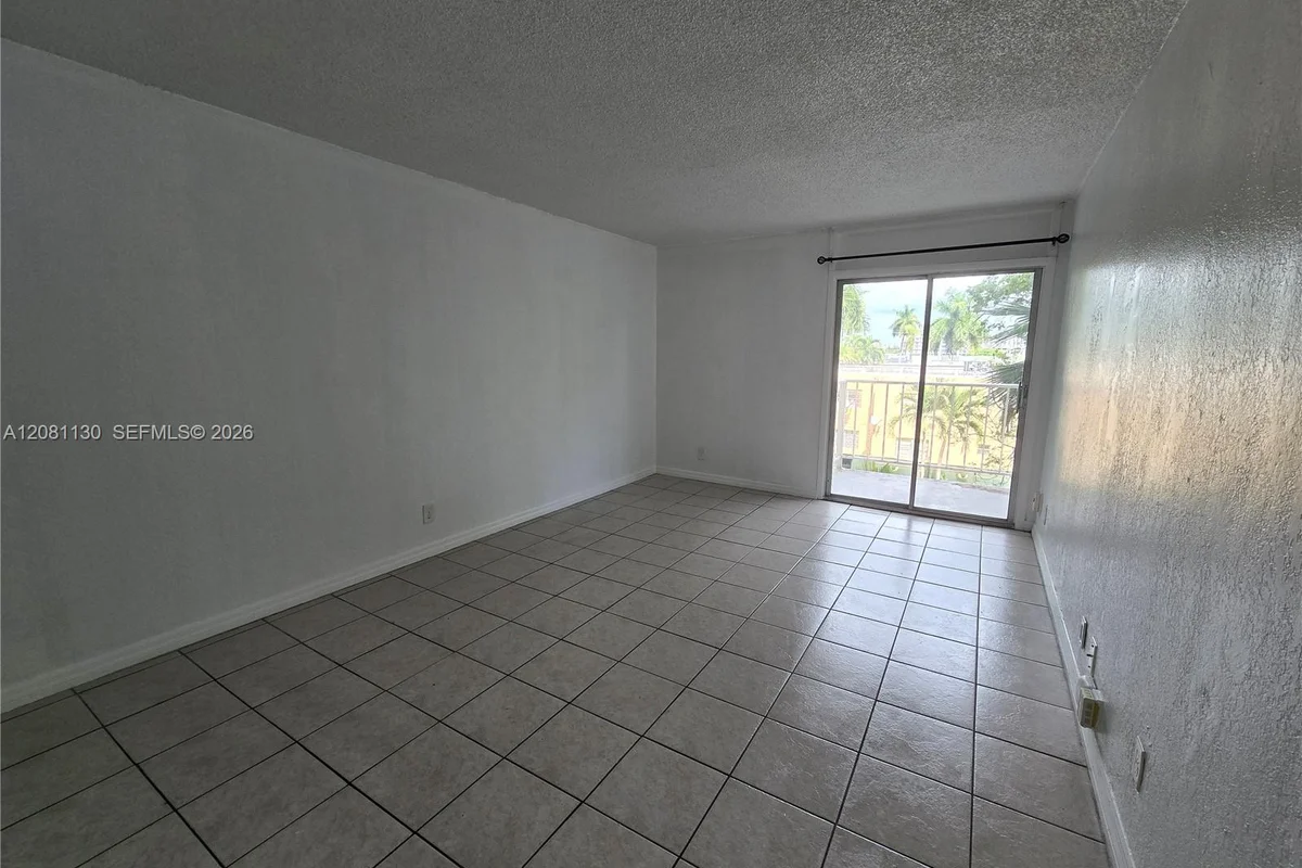 4550 NW 9th St #310E, Miami: photo 1 of 18