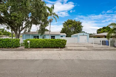 245 SW 20th St, Fort Lauderdale: photo 1 of 21