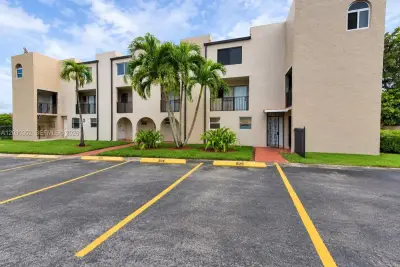 6600 W 2nd Ct #15, Hialeah: photo 1 of 8