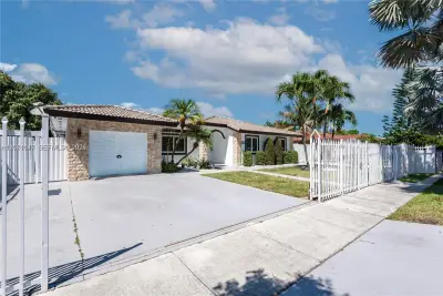 12485 SW 220th St, Miami: photo 1 of 21