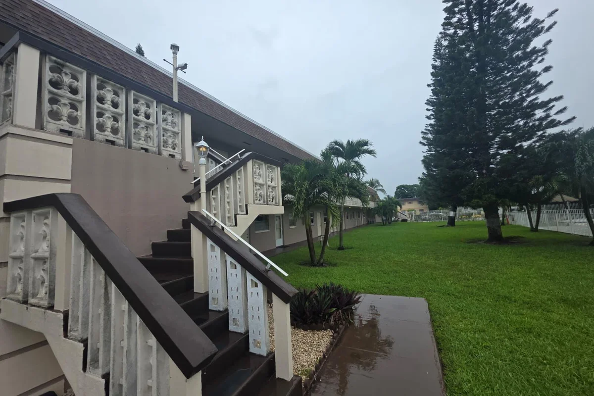 2839 Taylor St #10, Hollywood: photo 1 of 13