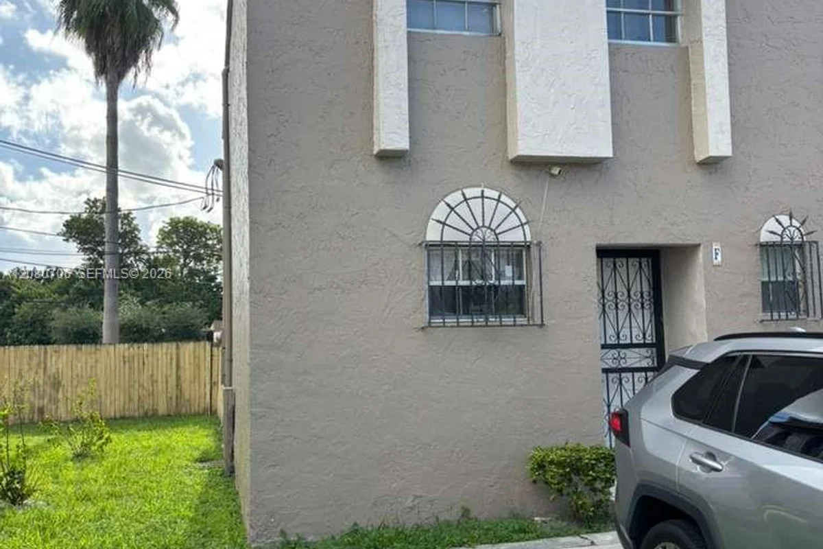 11 Olive Dr #F, Hialeah: photo 1 of 31
