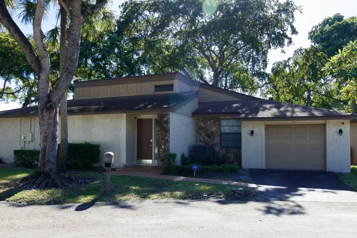8197 Royal Palm Ct #5, Tamarac: photo 1 of 30