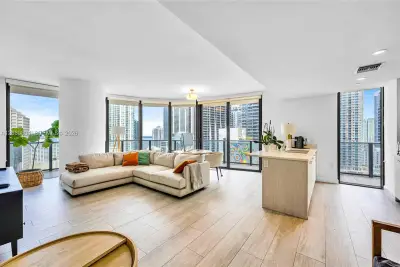 45 SW 9th St #2103, Miami: photo 1 of 29