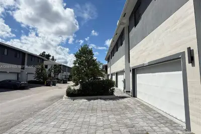 4655 SW 32nd Ave #2B, Dania Beach: photo 1 of 23