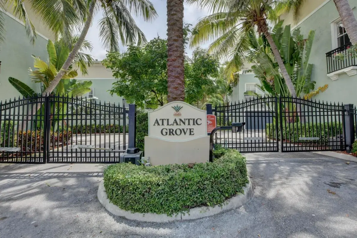 306 NW 1st St, Delray Beach: photo 1 of 19
