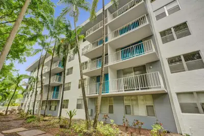1805 Sans Souci Blvd #421, North Miami: photo 1 of 35