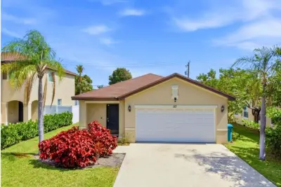 113 SE 3rd Ave, Boynton Beach: photo 1 of 10