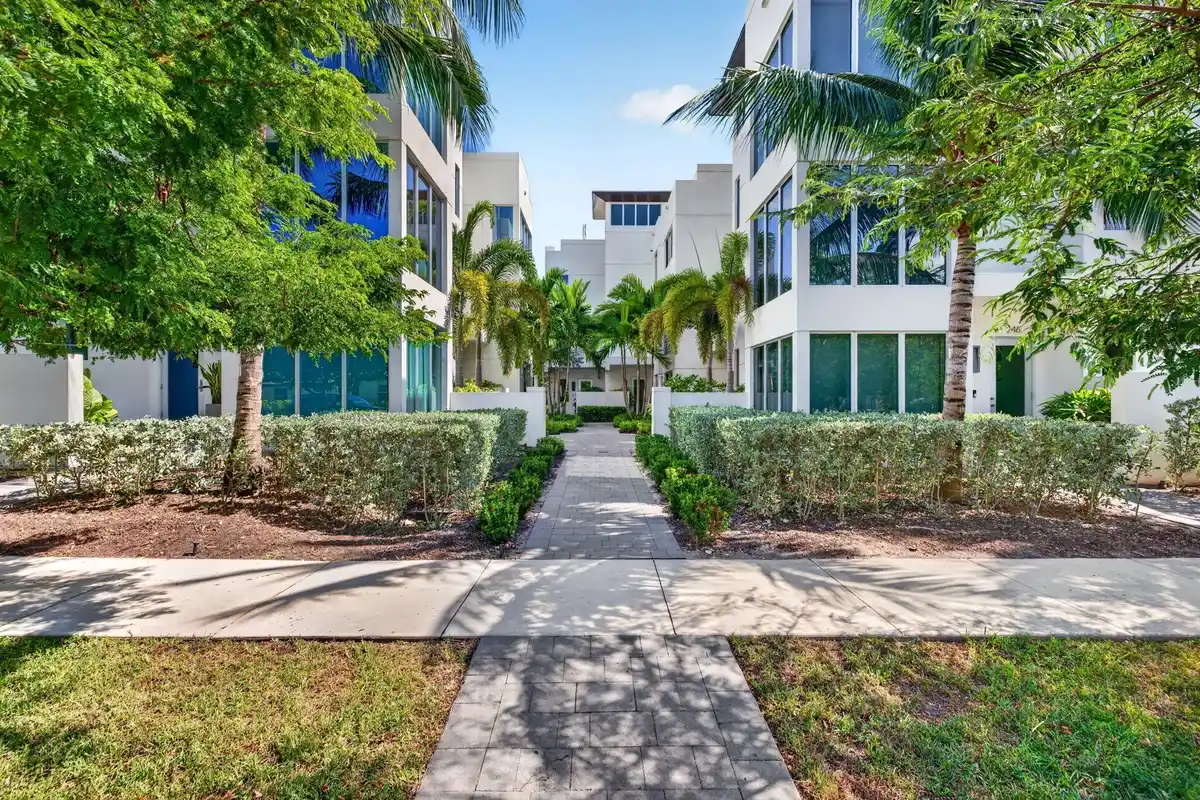 244 Garden Ct, Lauderdale-by-the-Sea: photo 1 of 67