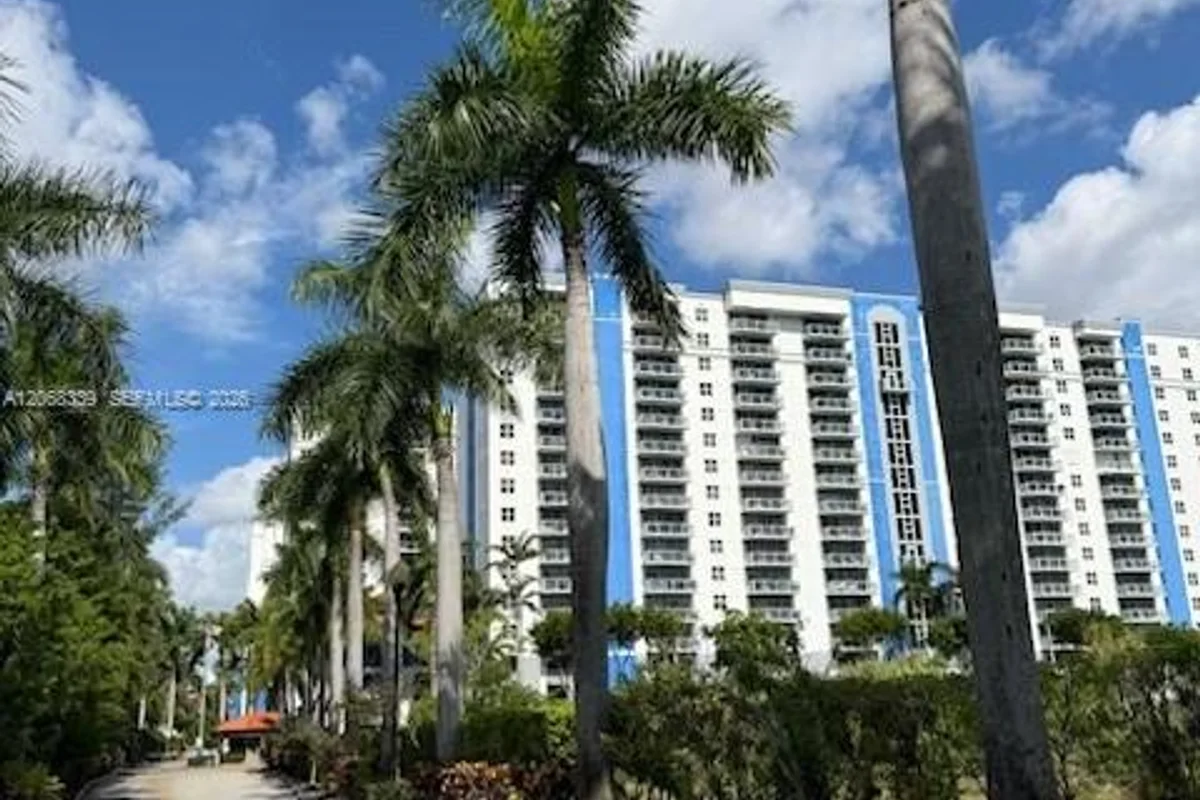 5091 NW 7th St #1008, Miami: photo 1 of 27