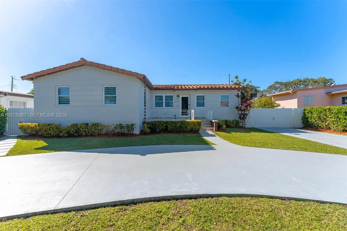 House in Miami: photo 1 of 19