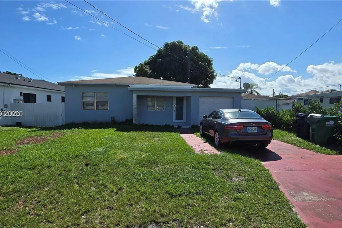 12140 SW 218th St, Miami: photo 1 of 12