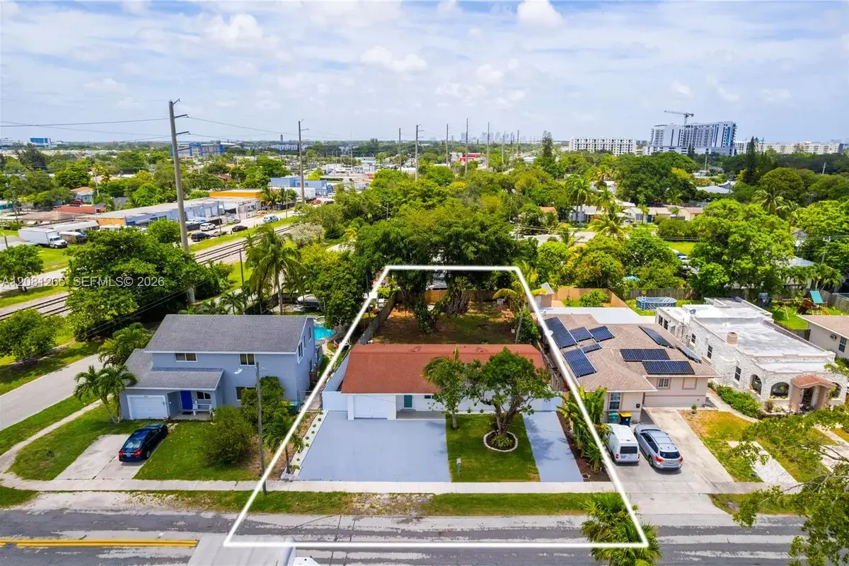 254 SW 4th St, Dania Beach: photo 1 of 40