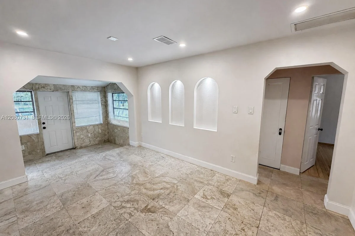 1820 Coolidge St, Hollywood: photo 1 of 17