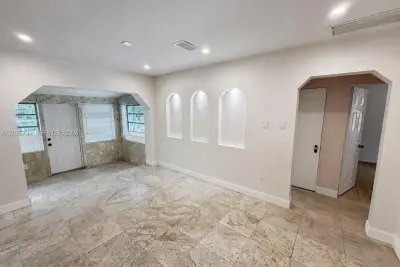 1820 Coolidge St, Hollywood: photo 1 of 17