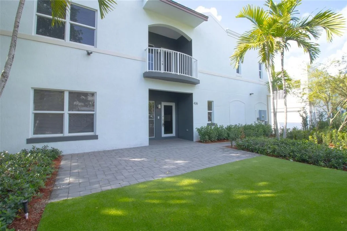 Townhouse in Fort Lauderdale: photo 1 of 25