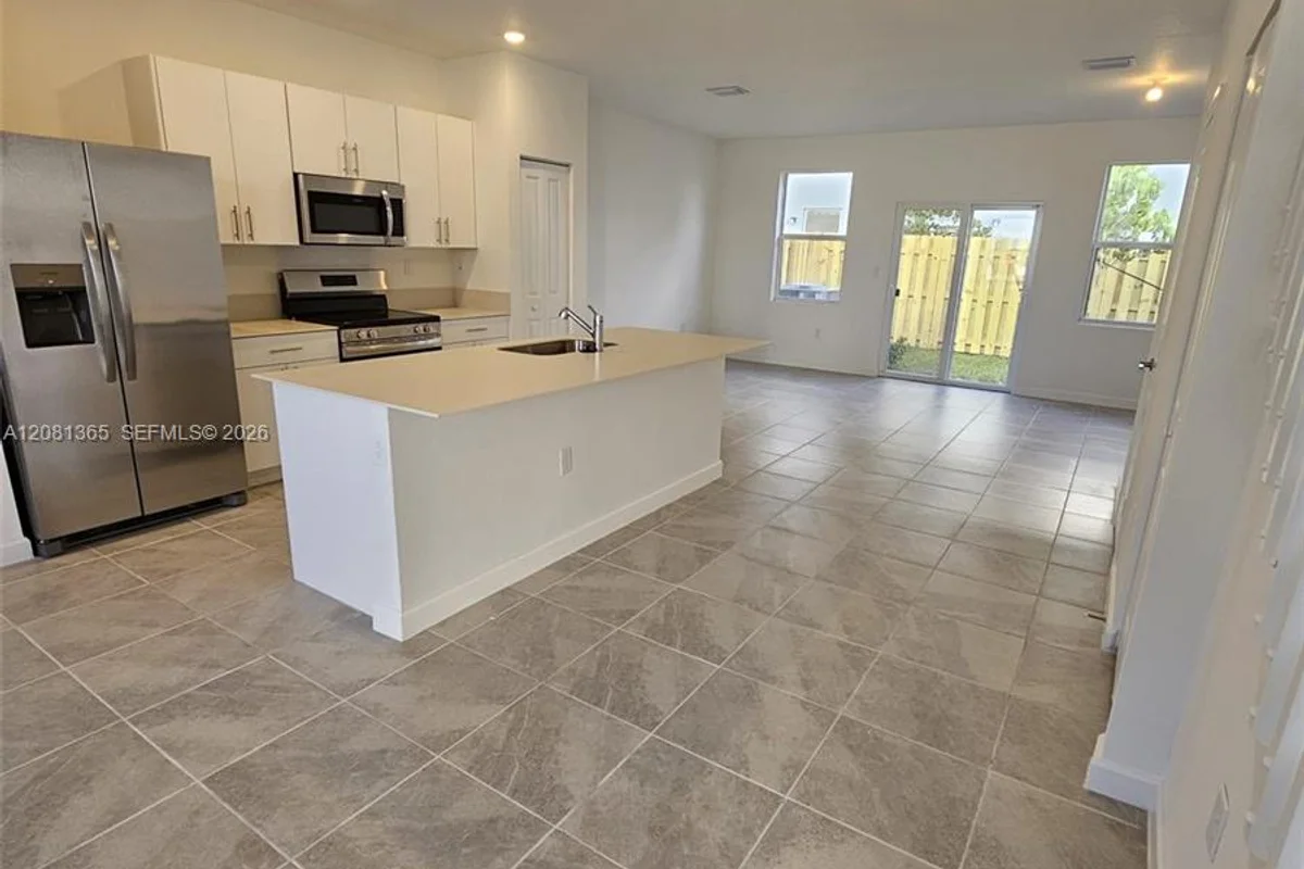 1175 SE 1 St, Florida City: photo 1 of 28