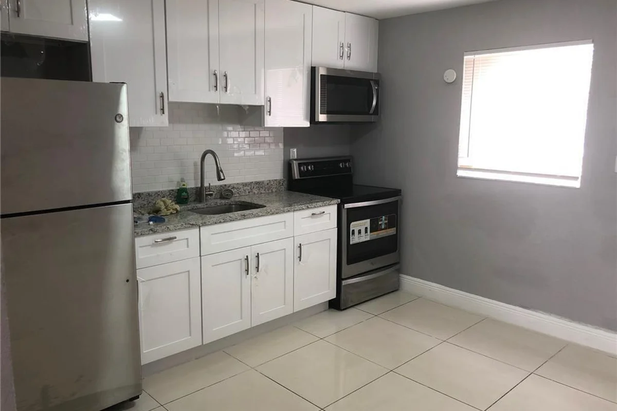839 NW 14th Way #1, Fort Lauderdale: photo 1 of 11