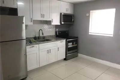 839 NW 14th Way #1, Fort Lauderdale: photo 1 of 11