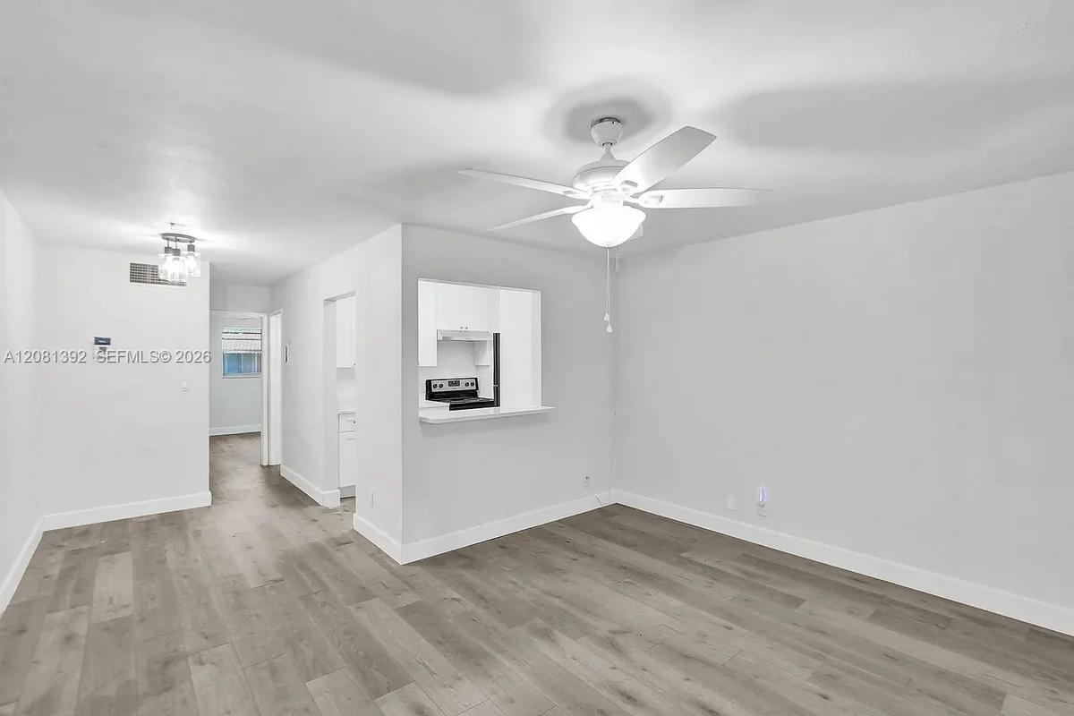 Condo in Hollywood: photo 1 of 27