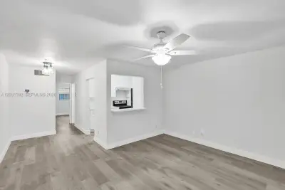 Condo in Hollywood: photo 1 of 27