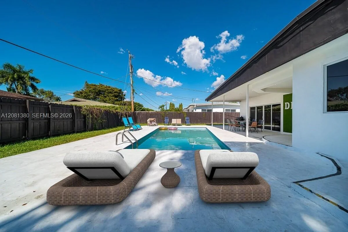 19900 NE 21st Ave, Miami: photo 1 of 12