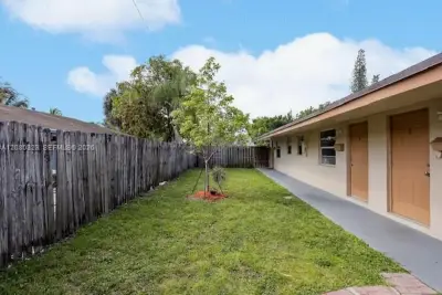 231 SW 8th Ct, Pompano Beach: photo 1 of 19
