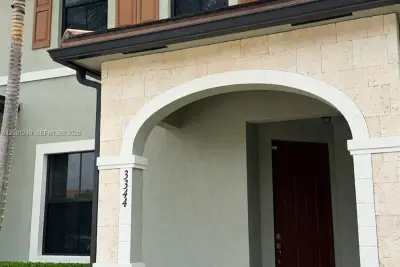 3344 W 105th Ter, Hialeah: photo 1 of 17