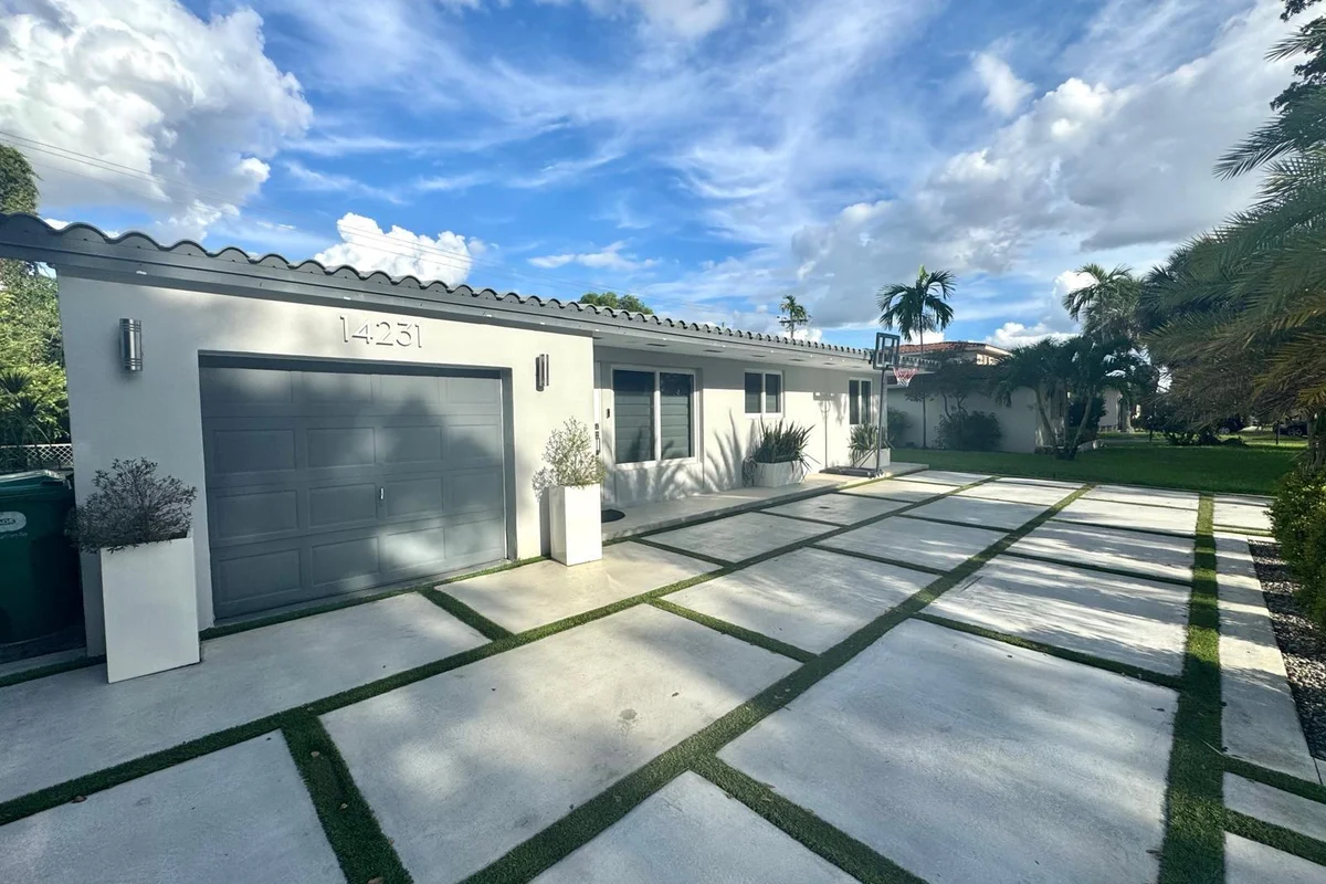 14231 Lake Candlewood Ct, Miami Lakes: photo 1 of 11