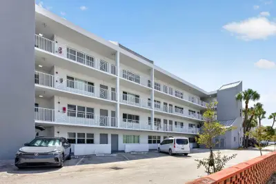 2840 NE 14th St Cswy #203A, Pompano Beach: photo 1 of 9