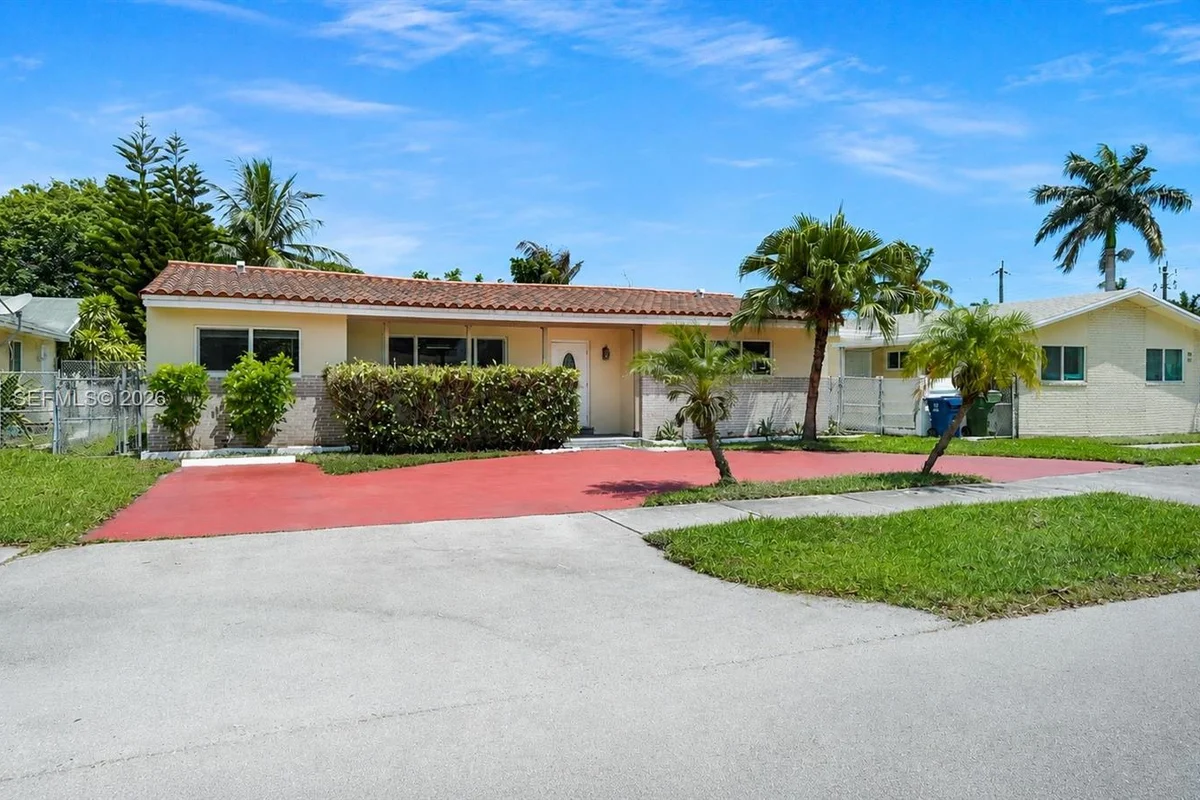 903 NE 2nd St, Hallandale Beach: photo 1 of 39