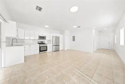 145 NE 60th St, Miami: photo 1 of 27