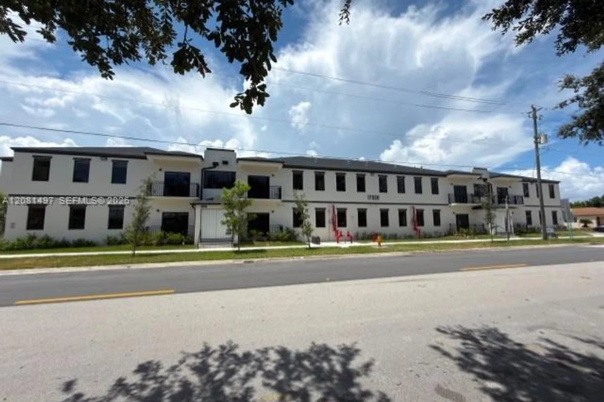 17020 SW 104th Ave #204, Miami: photo 1 of 22
