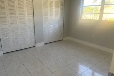 412 NW 33rd St, Miami: photo 1 of 8