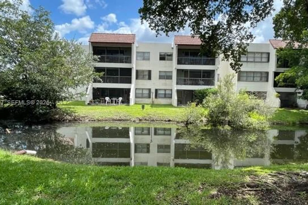 100 Lakeview Dr #103, Weston: photo 1 of 20