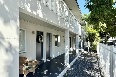 42 SW 14th St #101, Dania Beach: photo 1 of 17