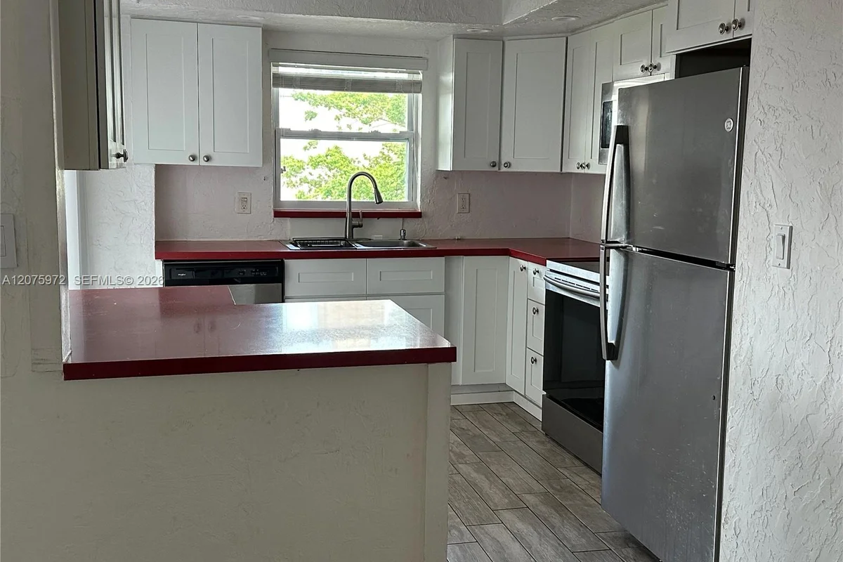 180 NE 12th Ave #17E, Hallandale Beach: photo 1 of 19