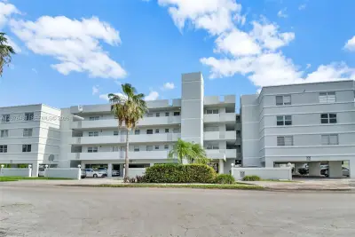 3527 NE 168th St #203, North Miami Beach: photo 1 of 10