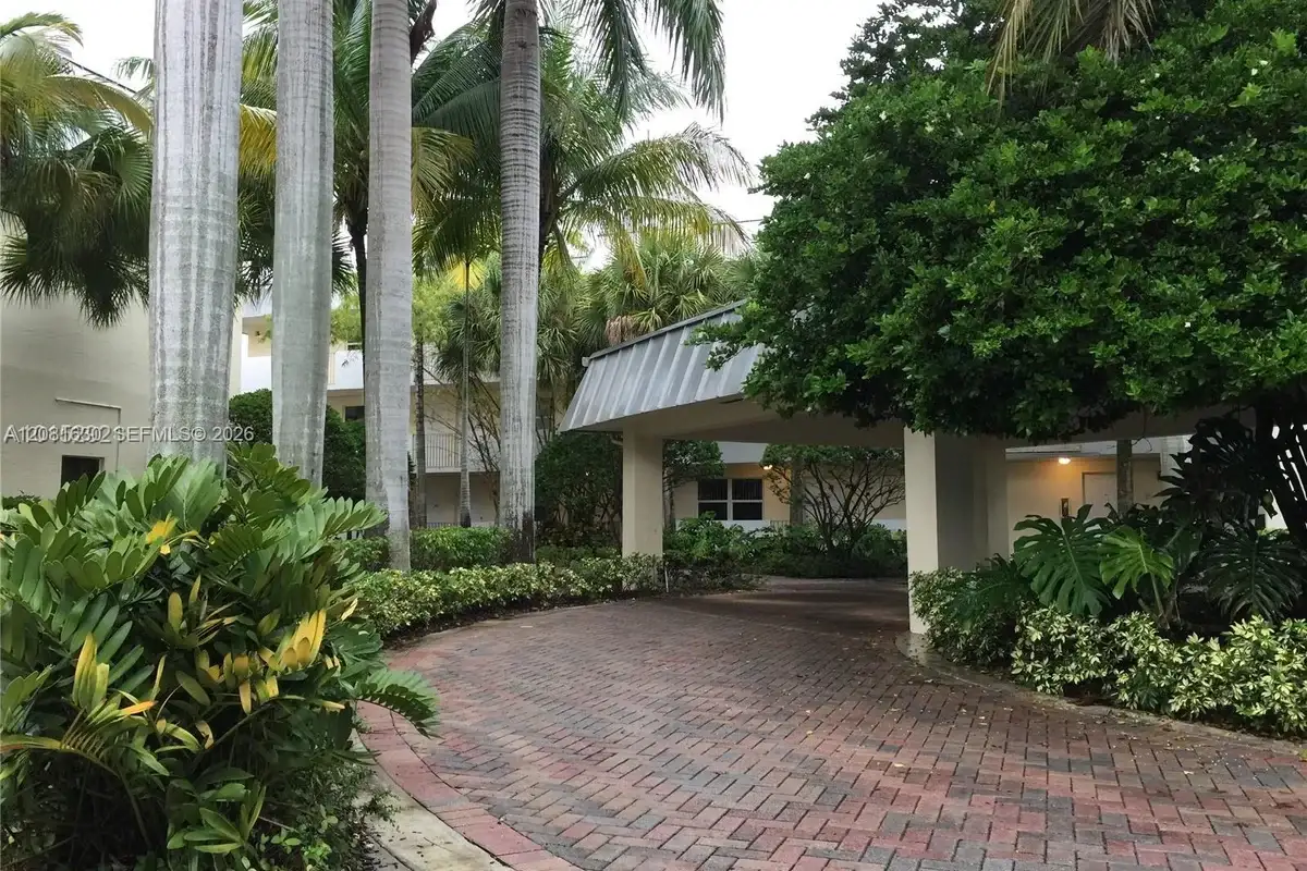 8950 SW 69th Ct #114, Pinecrest: photo 1 of 9